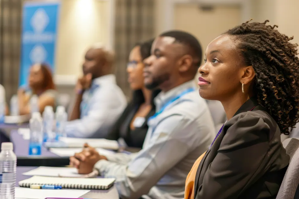 Participants attentifs lors d’un séminaire professionnel