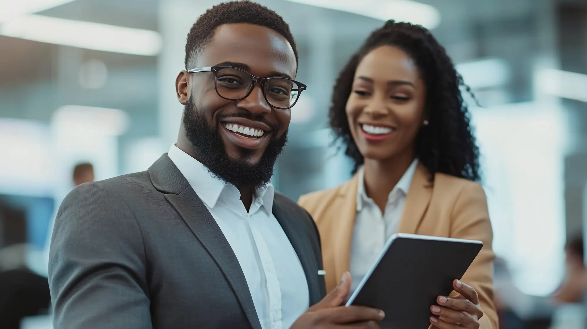 Consultants AMANI échangeant autour d’une tablette