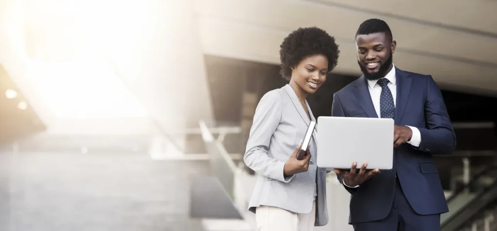 Accompagnement personnalisé d’un client sur ordinateur portable
