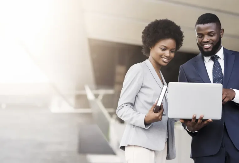 Accompagnement personnalisé d’un client sur ordinateur portable
